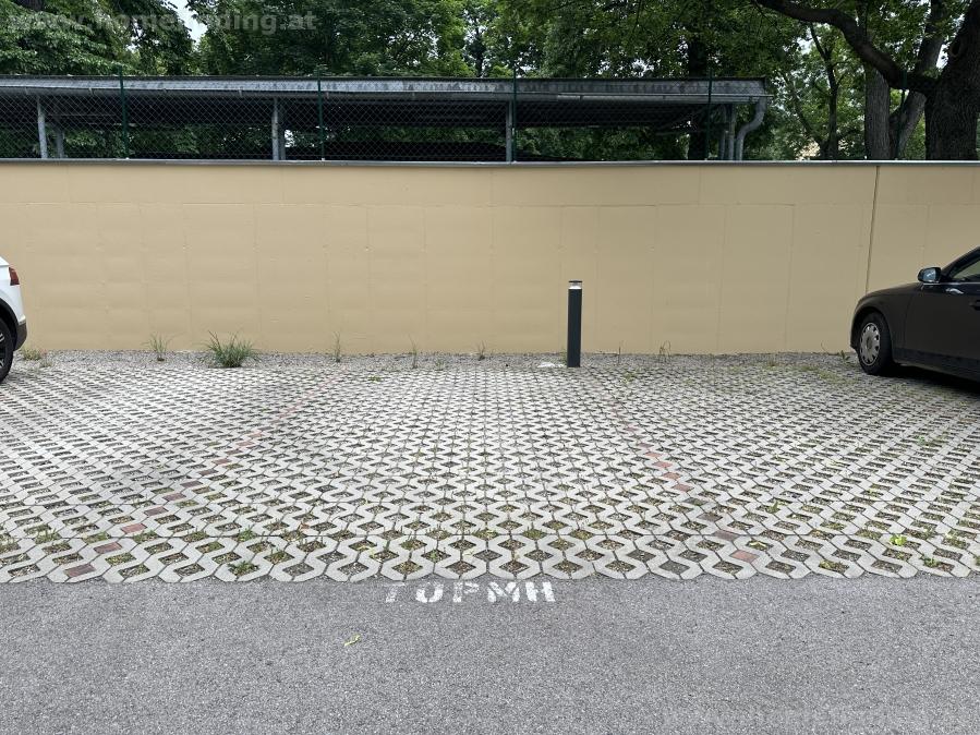 next to Taubstummengasse/ Prinz Eugen Straße:   parking space