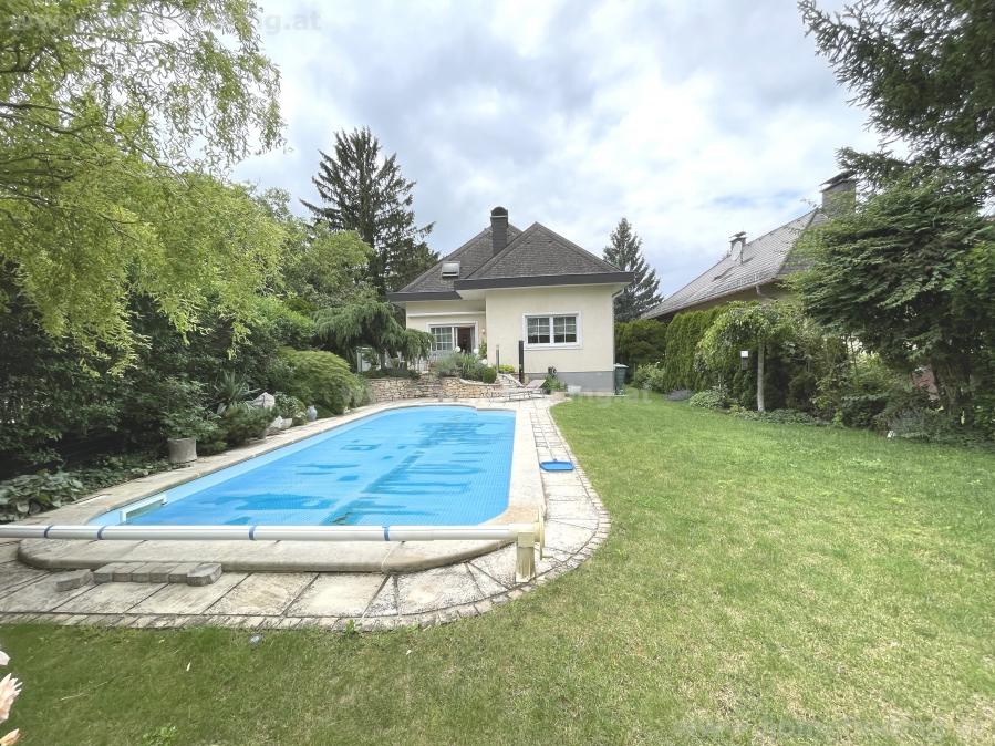 Spacious villa with nice garden and pool